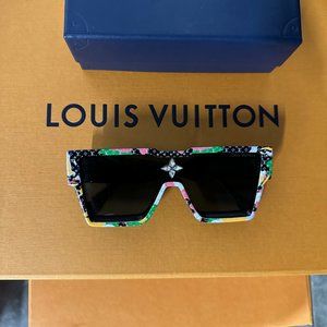 LOUIS VUITTON CYCLONE LIKE NEW RETAILS $875